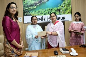 पशु मित्रों को नियोजन पत्र वितरित करती उपायुक्त प्रियंका वर्मा