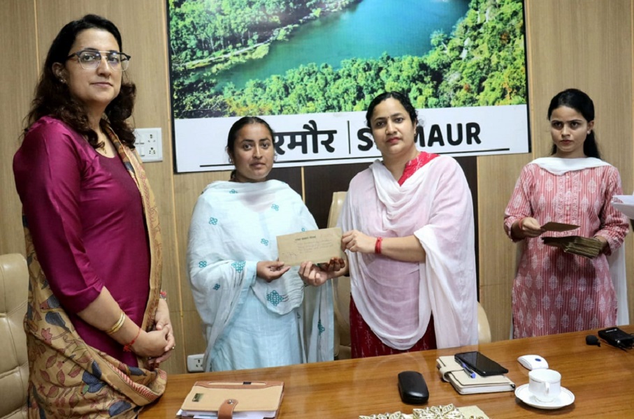 पशु मित्रों को नियोजन पत्र वितरित करती उपायुक्त प्रियंका वर्मा
