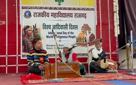 कार्यक्रम की मुख्य अतिथि दाहन गांव निवासी करीब 80 वर्षीय प्रसिद्ध लोक गायिका एवं जड़ी-बूटी विशेषज्ञ विद्या देवी