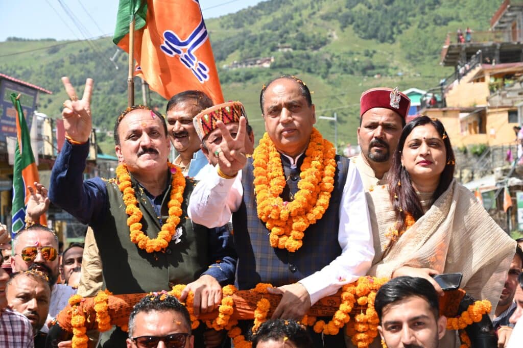 पूर्व मुख्यमंत्री एवं नेता प्रतिपक्ष जयराम ठाकुर ने शिलाई विधानसभा क्षेत्र में भाजपा के नवनिर्वाचित जनप्रतिनिधियों के सम्मेलन में लोंगों का अभिवादन लेते