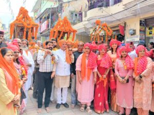 अतिरिक्त जिला दण्डाधिकारी सिरमौर एकता काप्टा ने जिला सिरमौर के सराहां में आज से आरम्भ हुए तीन दिवसीय राज्य स्तरीय श्री वामन द्वादशी मेले की शोभायात्रा के दोरान