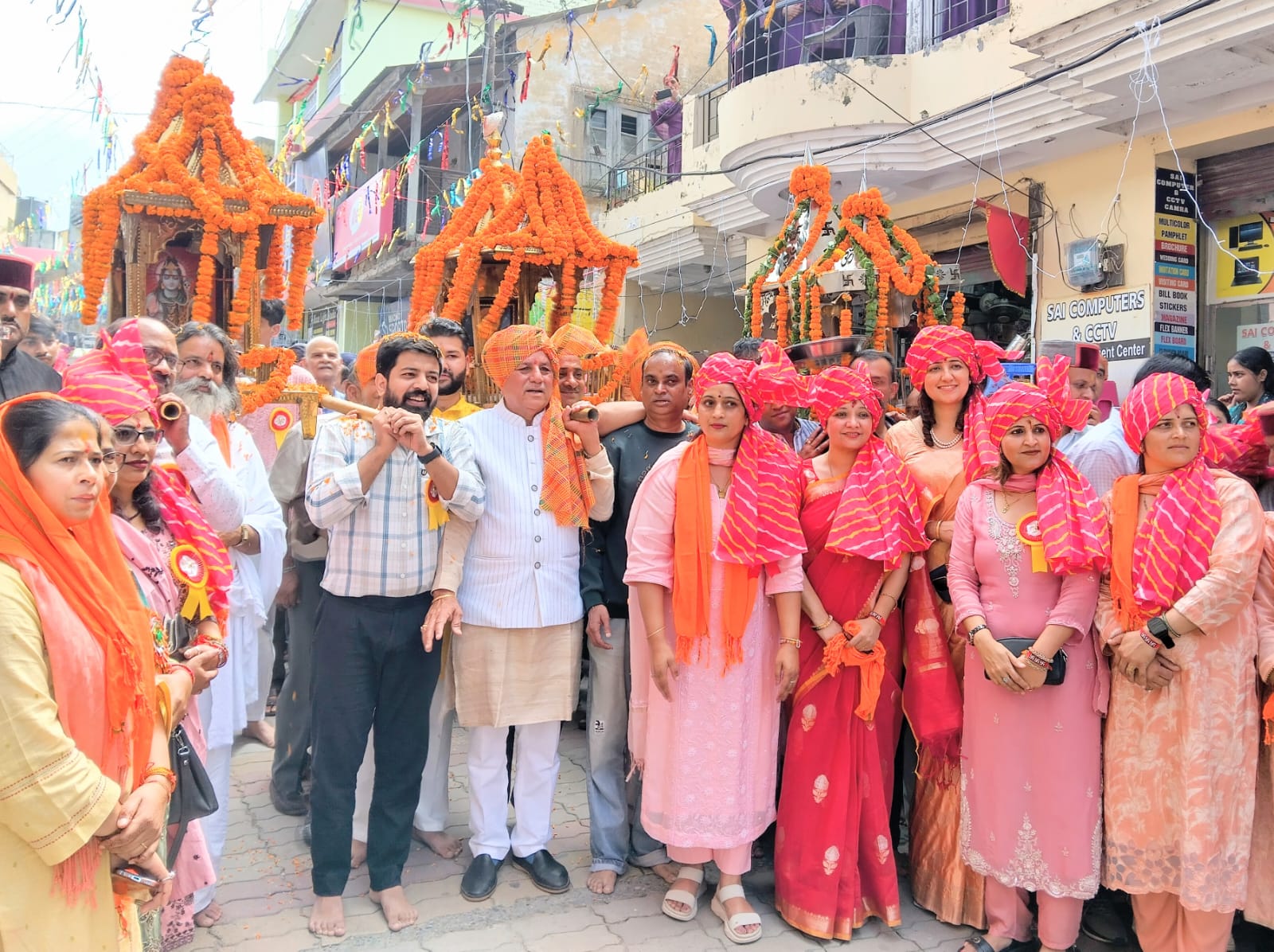 अतिरिक्त जिला दण्डाधिकारी सिरमौर एकता काप्टा ने जिला सिरमौर के सराहां में आज से आरम्भ हुए तीन दिवसीय राज्य स्तरीय श्री वामन द्वादशी मेले की शोभायात्रा के दोरान