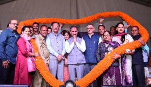 राज्यस्तरीय श्री वामन द्वादशी मेला मेला के समापन पर मुख्यमंत्री का स्वागत करते