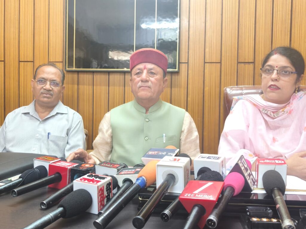 नाहन में पत्रकार वार्ता को संबोधित करते हुए जिला परिषद सिरमौर के अध्यक्ष और उपाध्यक्ष।
