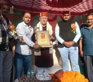 नैना टिक्कर में आयोजित रामनवमी मेले में मुख्यअतिथि जिला परिषद उपाध्यक्ष बलदेव भंडारी को सम्मानित करते मेला कमेटी के पदाधिकारी