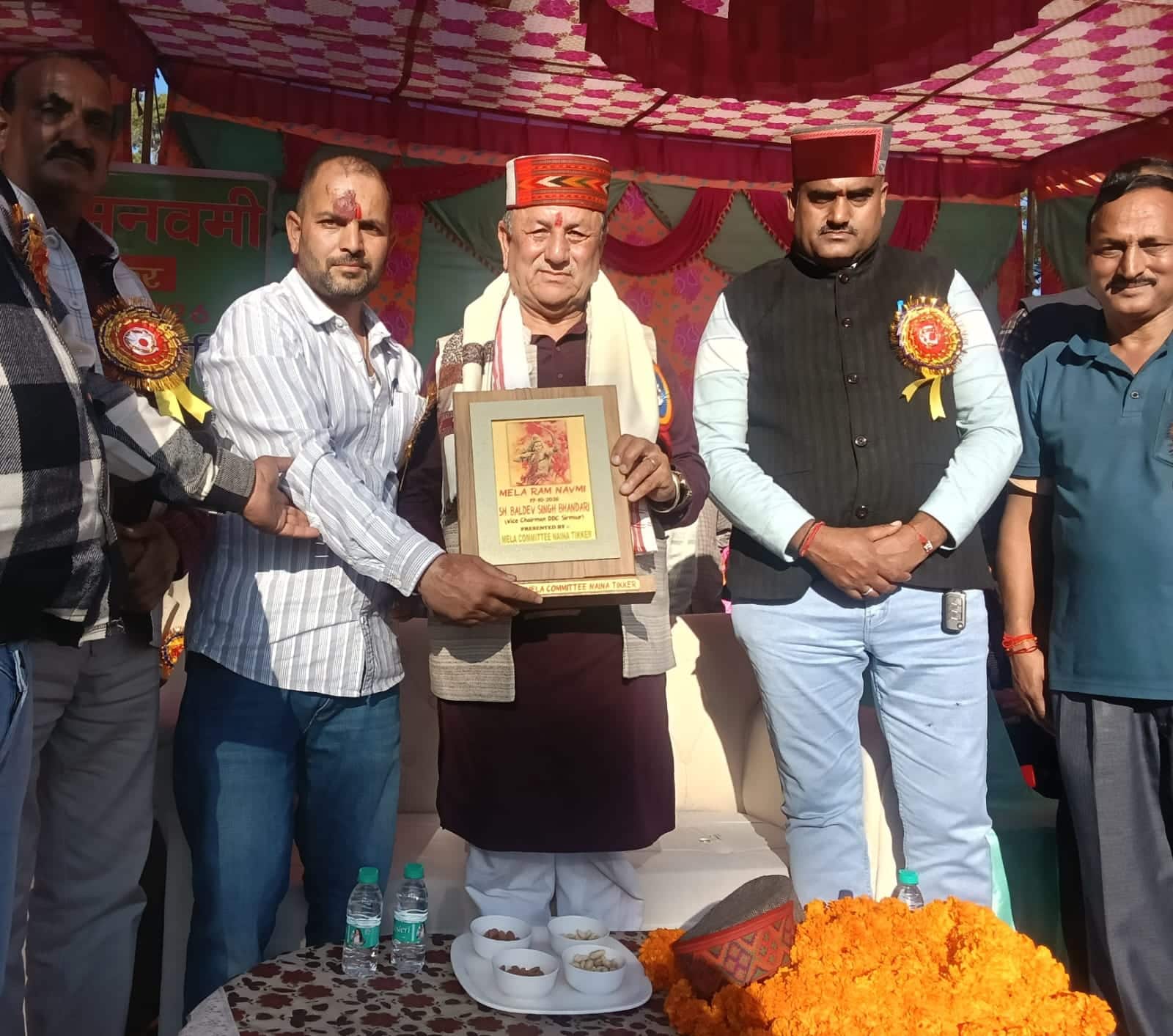 नैना टिक्कर में आयोजित रामनवमी मेले में मुख्यअतिथि जिला परिषद उपाध्यक्ष बलदेव भंडारी को सम्मानित करते मेला कमेटी के पदाधिकारी