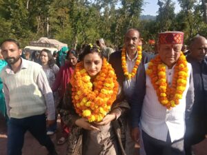 मेला कमेटी द्वारा विधायक रीना कश्यप का स्वागत करते हुए