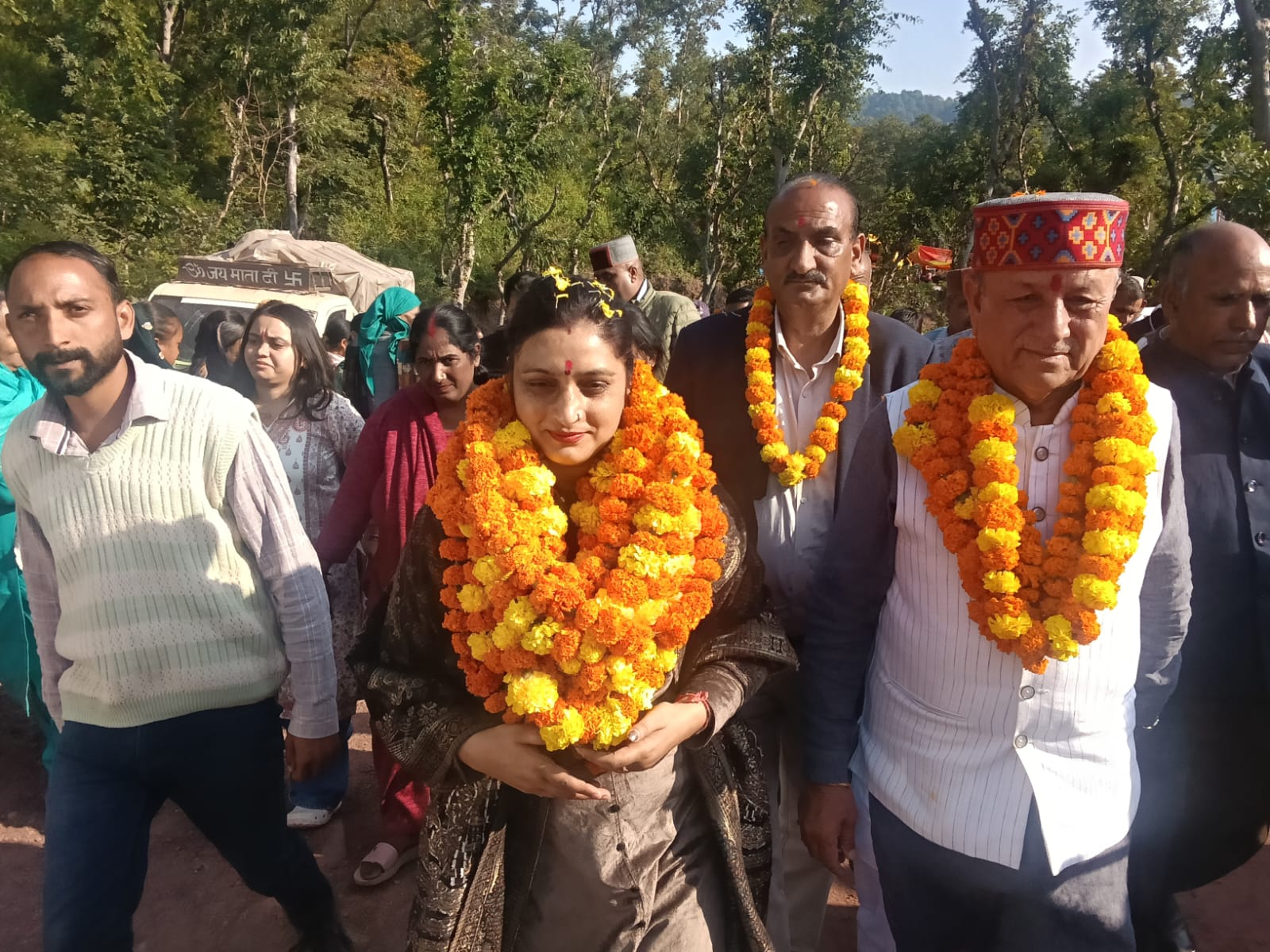 मेला कमेटी द्वारा विधायक रीना कश्यप का स्वागत करते हुए