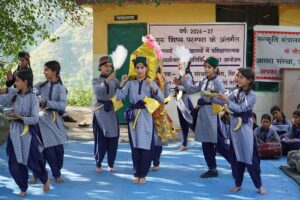 आसरा संस्था के लोक कलाकारों से नाटी के गुर नई सीखते हुए नेई नेटी स्कूल के छात्र छात्राएं।