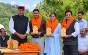 ग्राम सभा के दौरान पंचायत प्रधान गोविंद अत्री ने होनहार युवाओं को किया सम्मानित