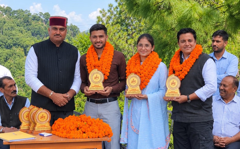 ग्राम सभा के दौरान पंचायत प्रधान गोविंद अत्री ने होनहार युवाओं को किया सम्मानित