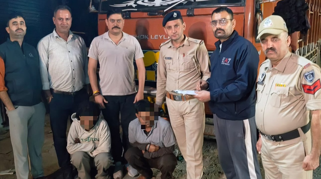 दोनों आरोपियों के साथ पुलिस टीम