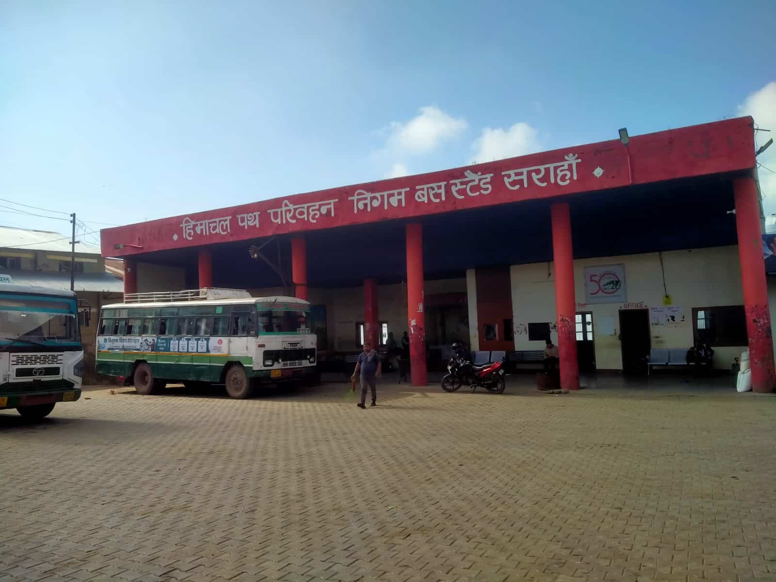 टायर न होने से बस स्टेंड पर खड़ी बसें